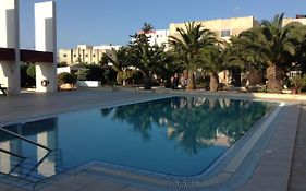 Seafront Apartment With Pool